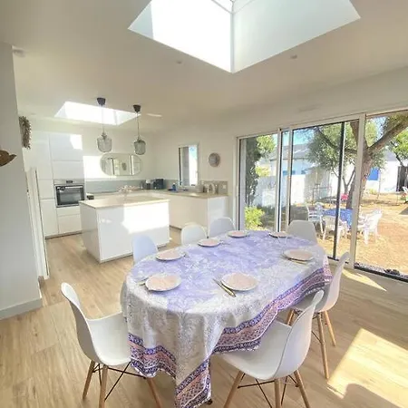 Holiday home Deux Maisons Reunis Par Le Jardin Et Sa De Plage, A 8min A Pieds Des Plages Et De L'ocean Batz-sur-Mer