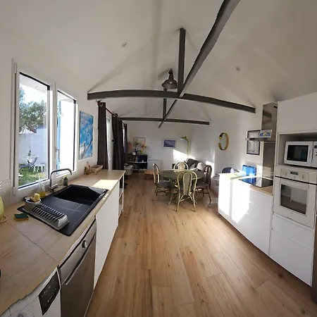 Deux Maisons Reunis Par Le Jardin Et Sa De Plage, A 8min A Pieds Des Plages Et De L'ocean Holiday home Batz-sur-Mer